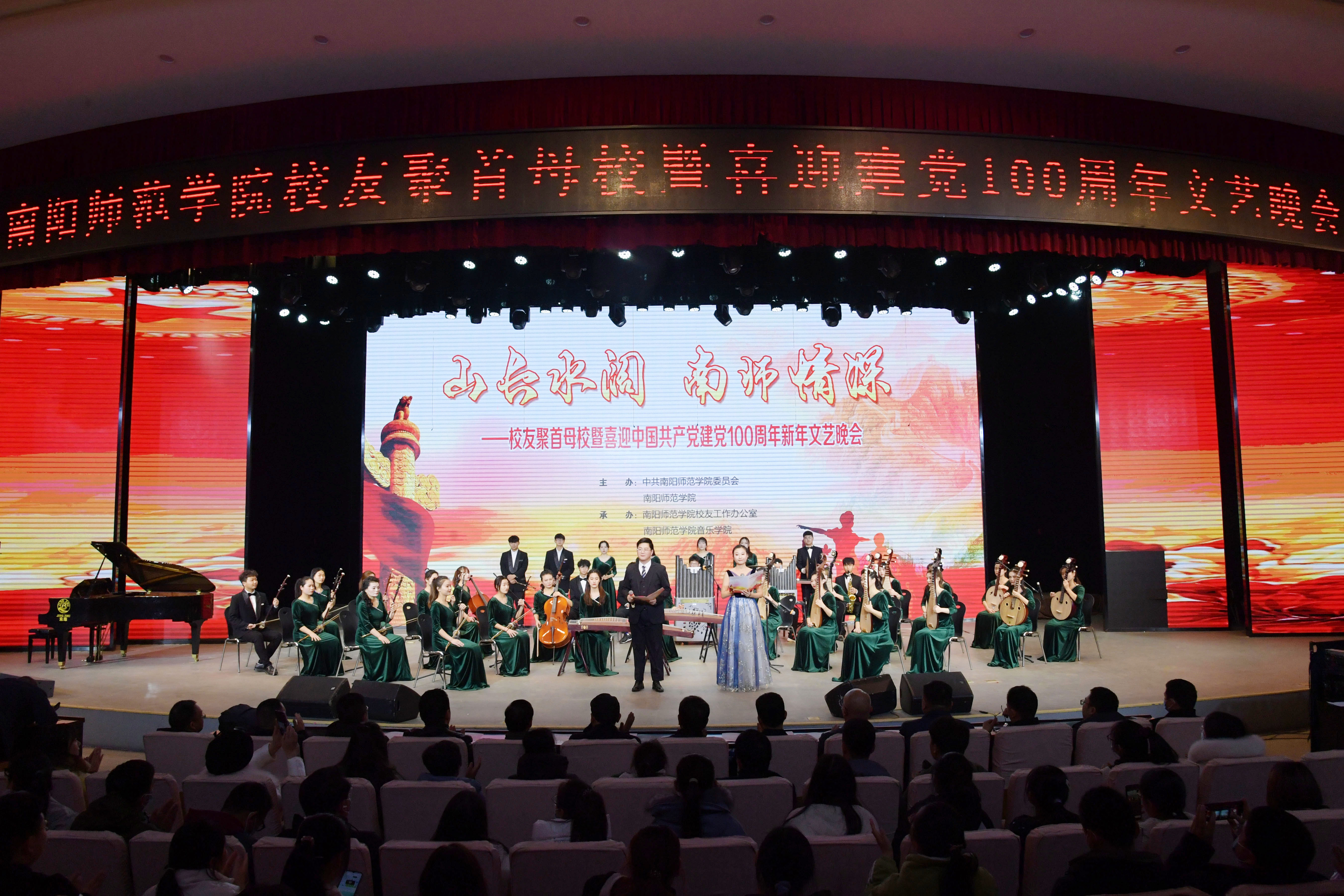 4文艺晚会现场.jpg