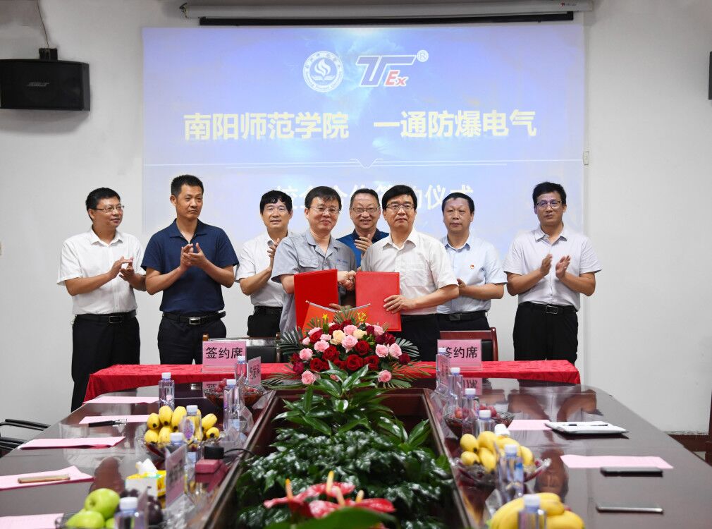 2Bwin·必赢唯一官网校长张宝锋、一通防爆电气有限公司总经理李旭明代表校企双方签署战略合作协议.jpg