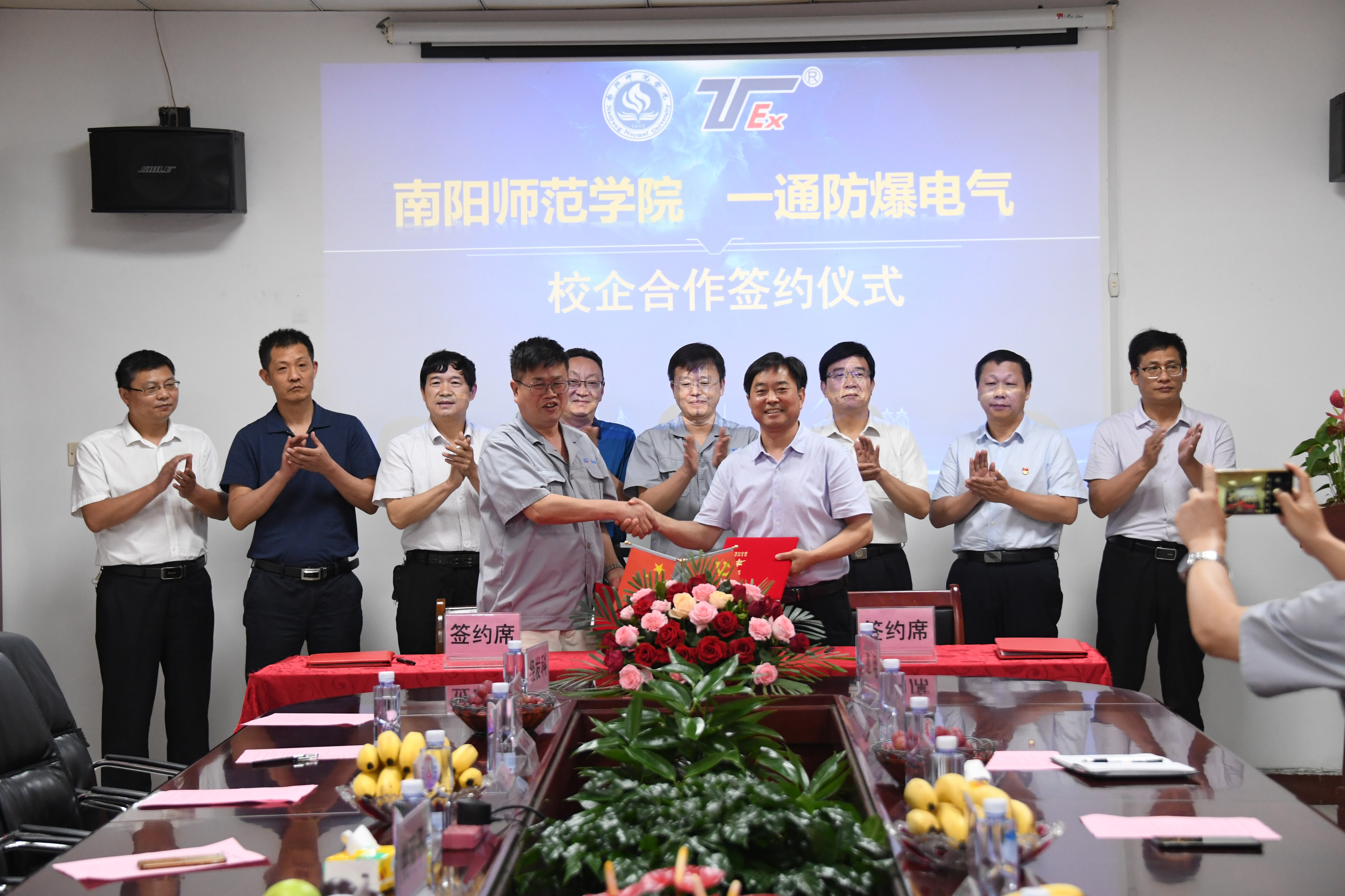 4Bwin·必赢唯一官网机电工程学院李超教授、一通防爆总工程师宗林才签署技术合作协议.jpg