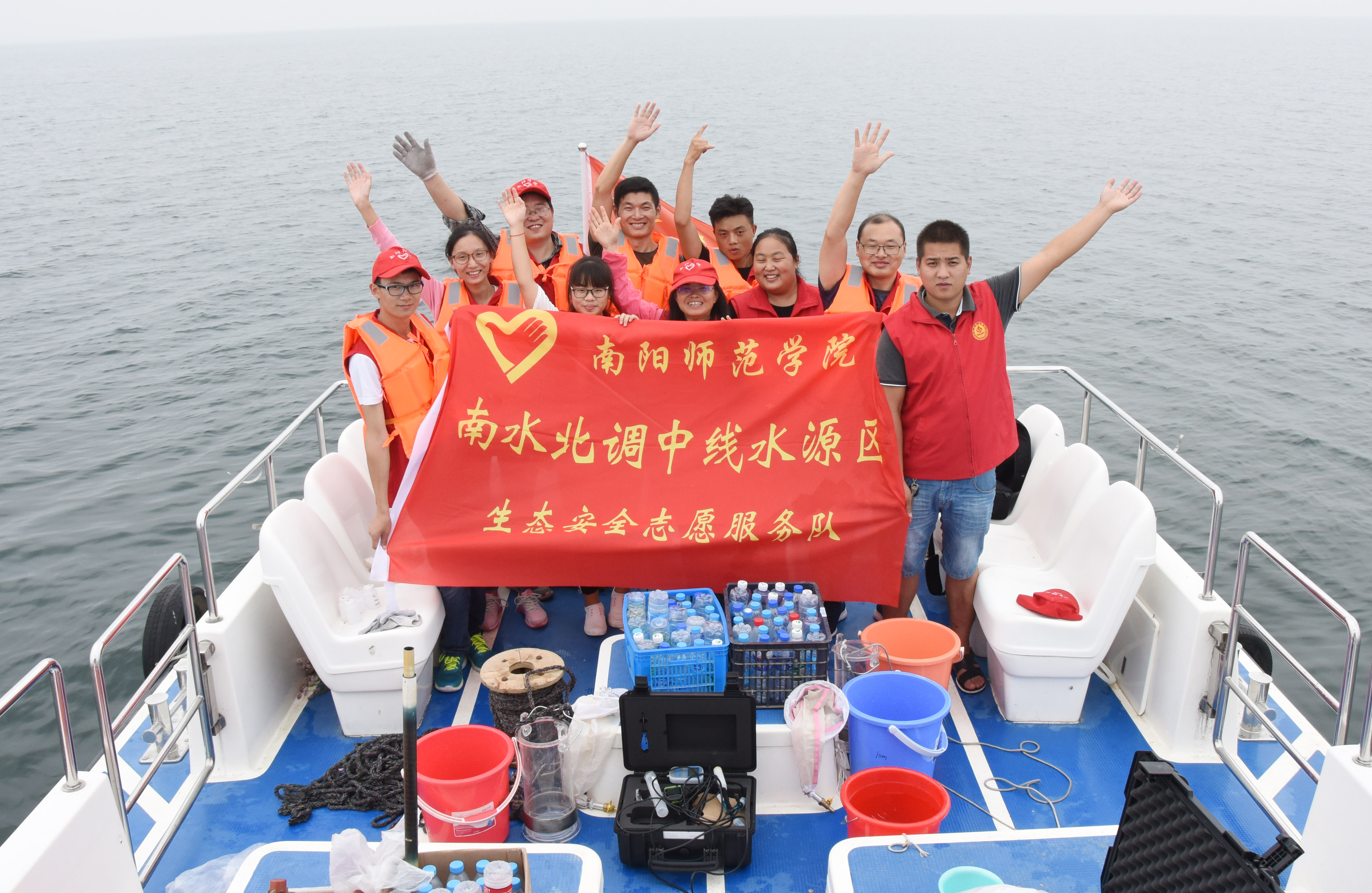 志愿者采集分析丹江口水库水样.JPG