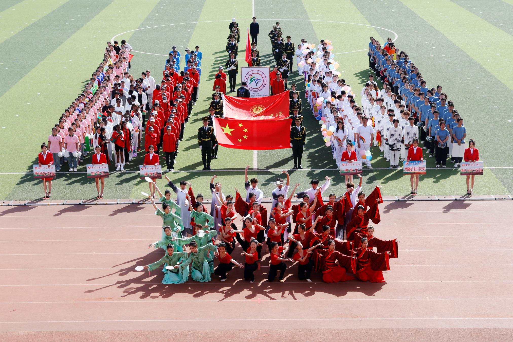 9音乐学院方阵展演.jpg