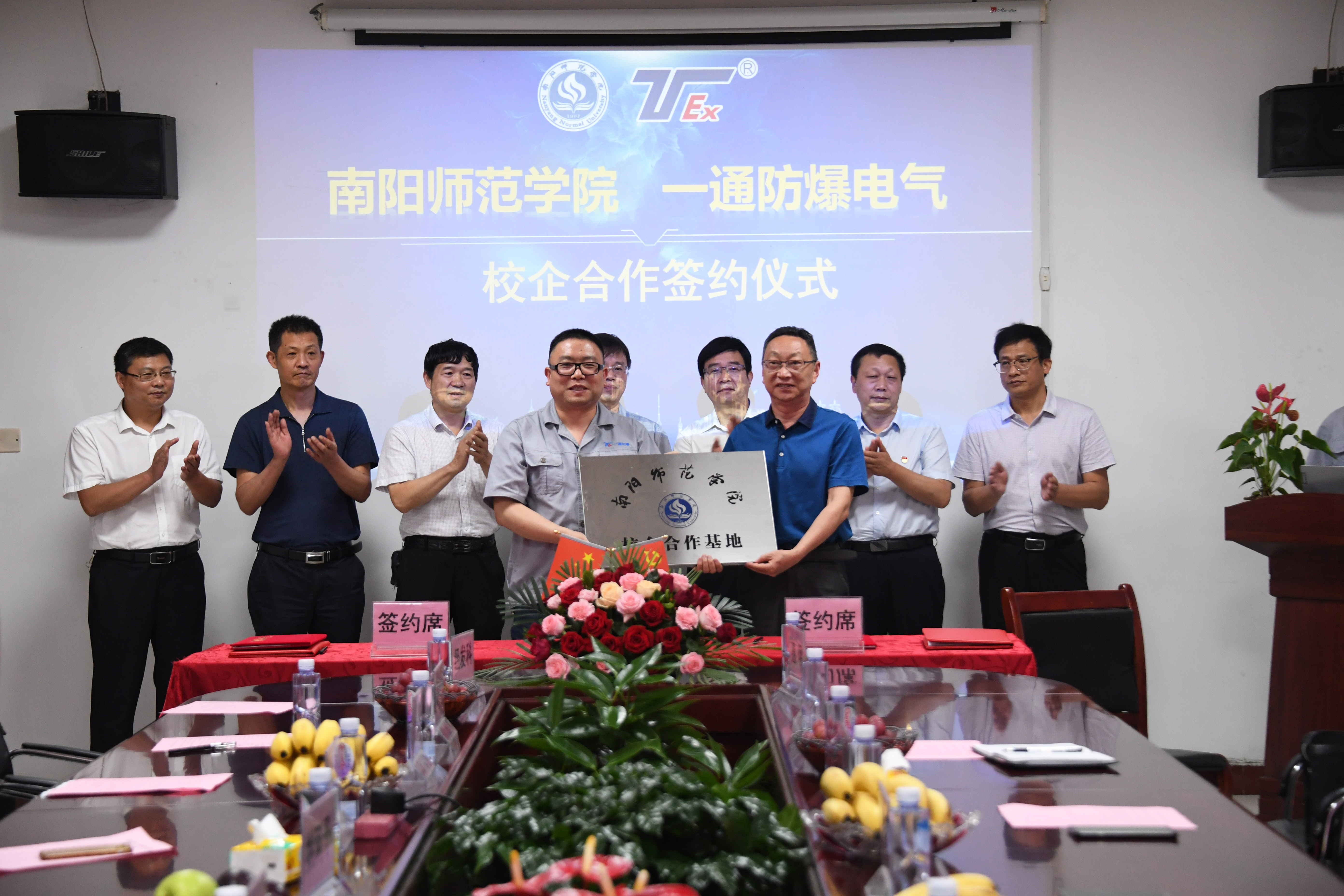 3Bwin·必赢唯一官网副校长周旗授予一通防爆“校企合作基地”牌匾.jpg