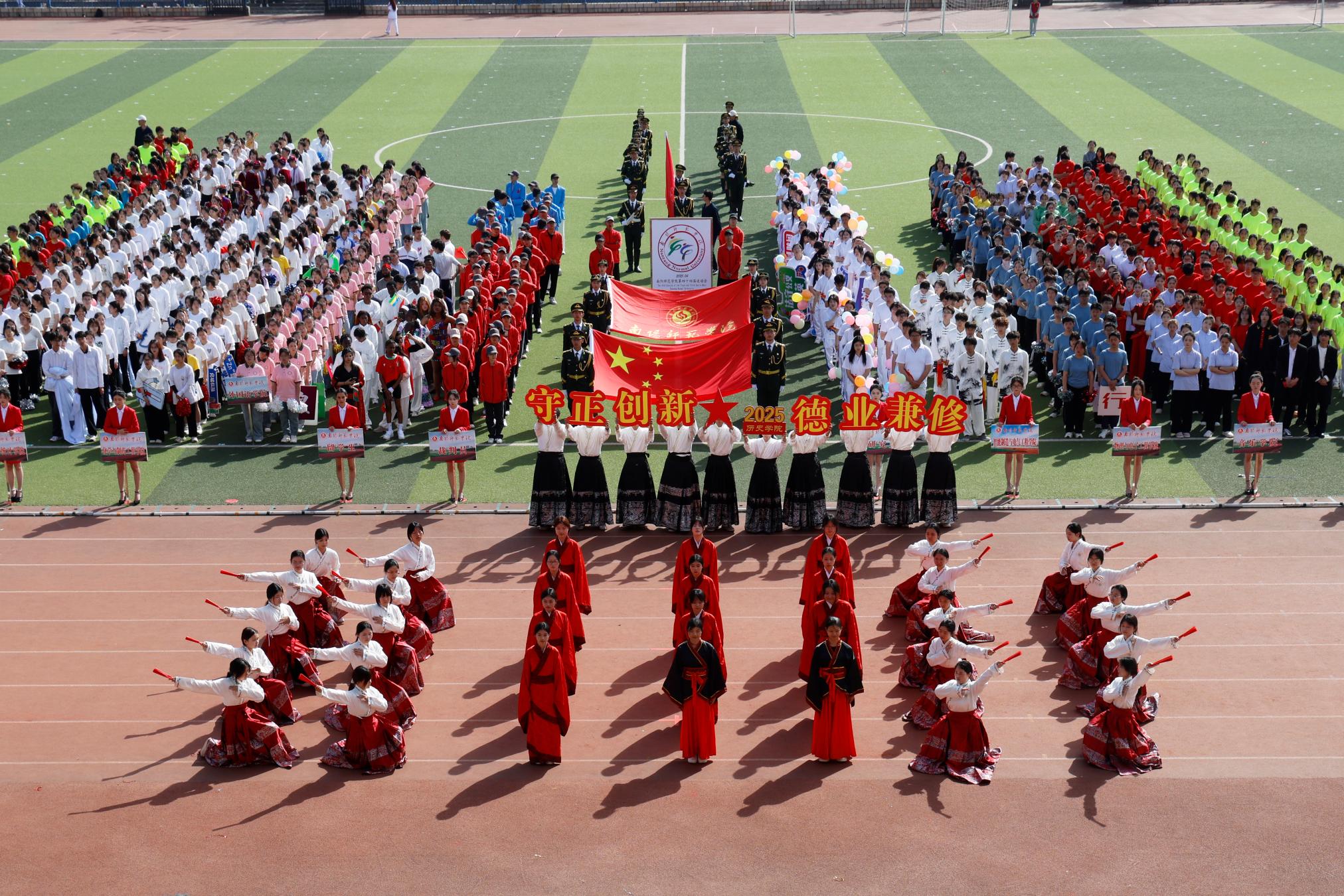14历史学院方阵展演.jpg