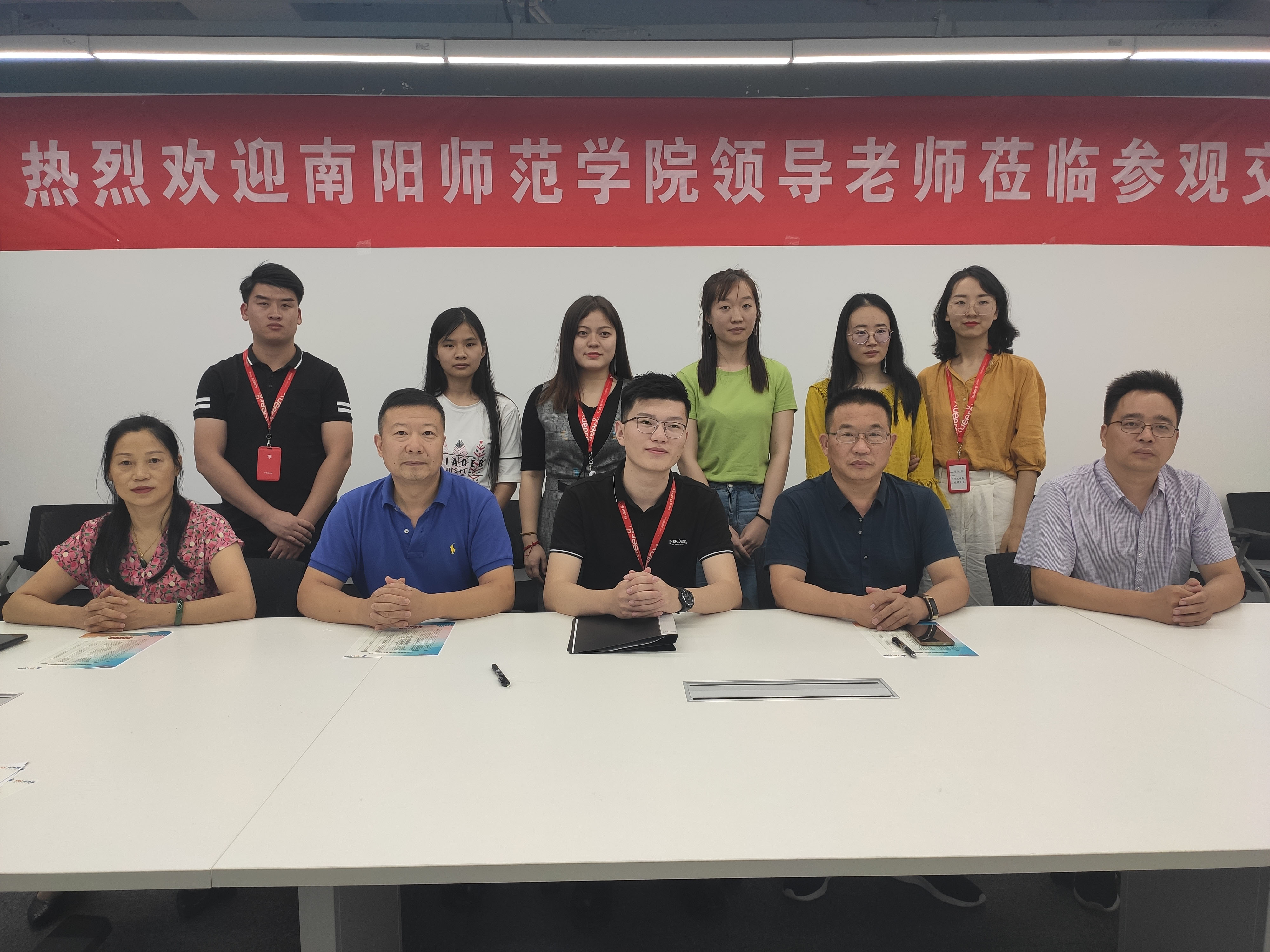 3.在学而思网校与必赢官网部分毕业生合影.jpg