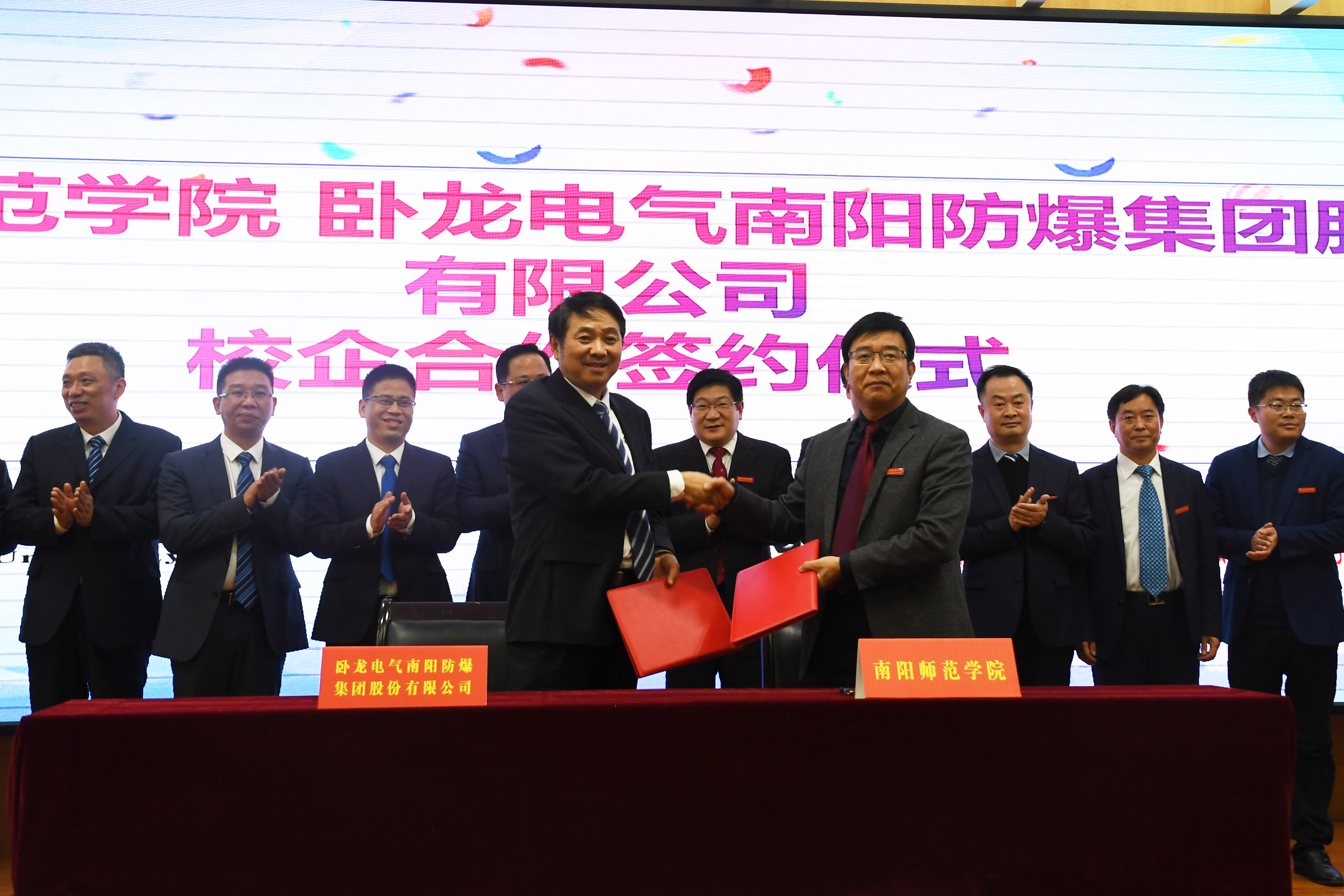 5张宝锋和白照昊分别代表Bwin·必赢唯一官网和卧龙电气南阳防爆集团签署校企合作协议.jpg