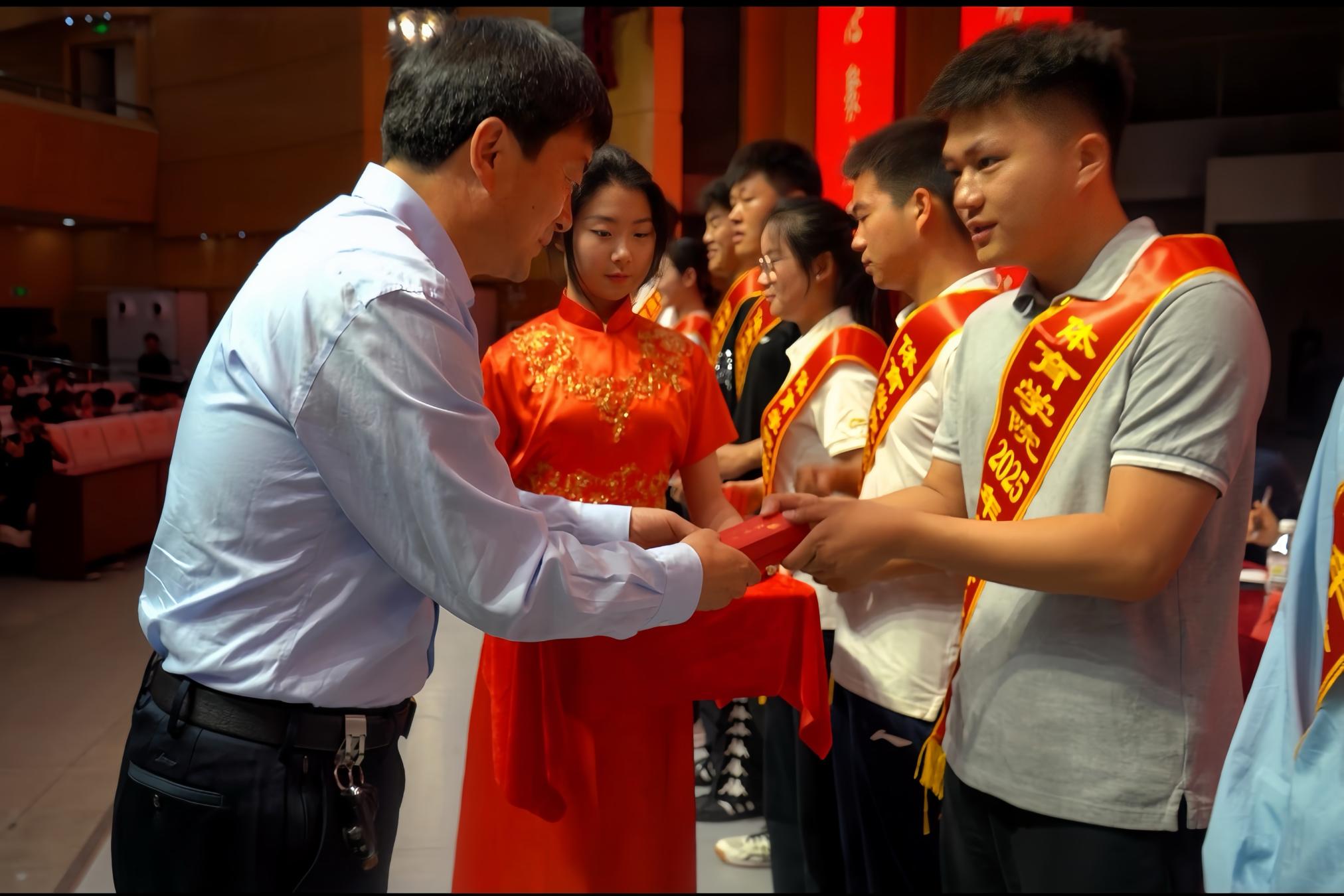 2与会领导对考取研究生的学生进行表彰.jpg