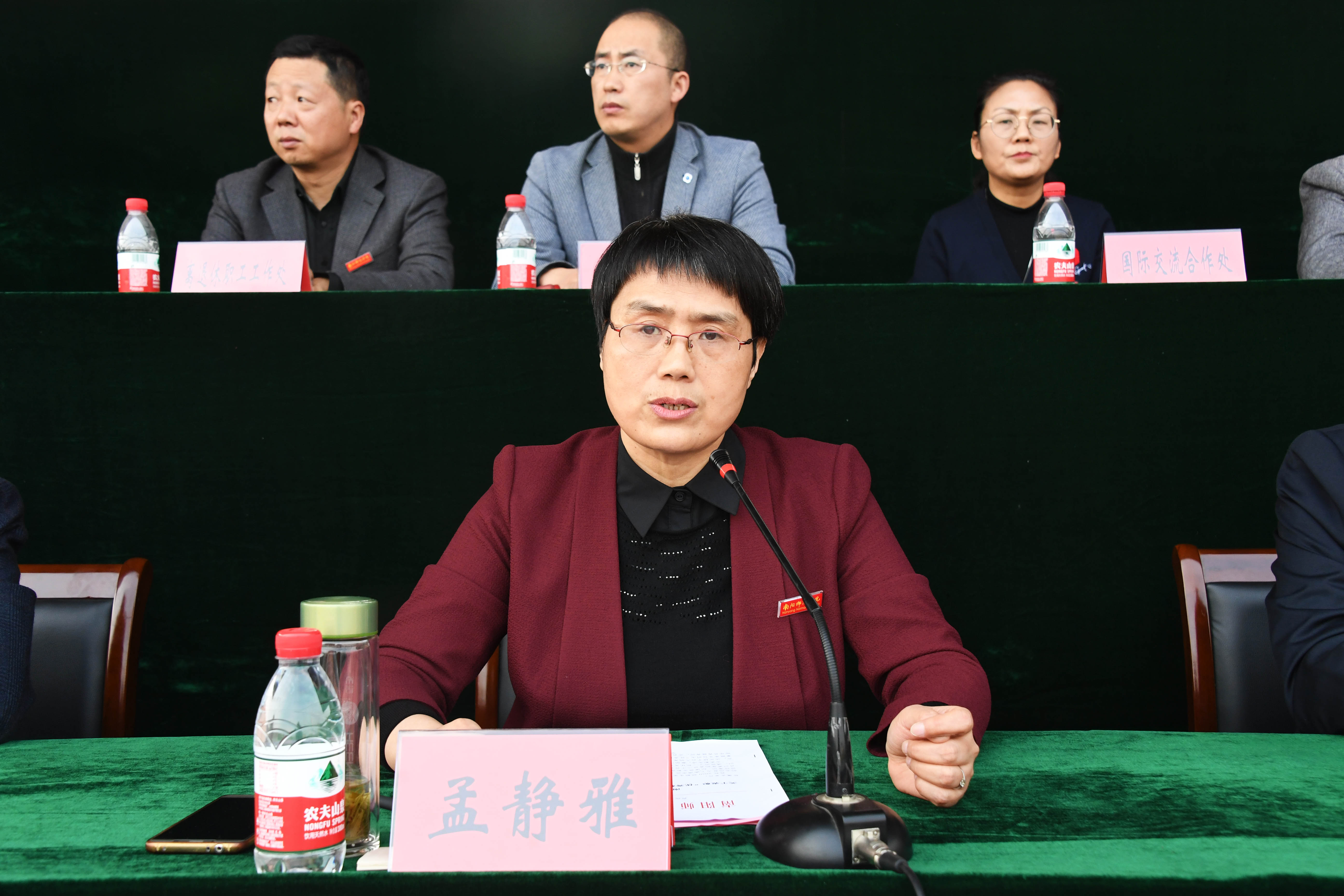 12军训团团长、副校长孟静雅同志宣读《Bwin·必赢唯一官网关于表彰“优秀教官”和“优秀指导员”的决定》以及2020级新生军训综合评比先进集体名单.jpg